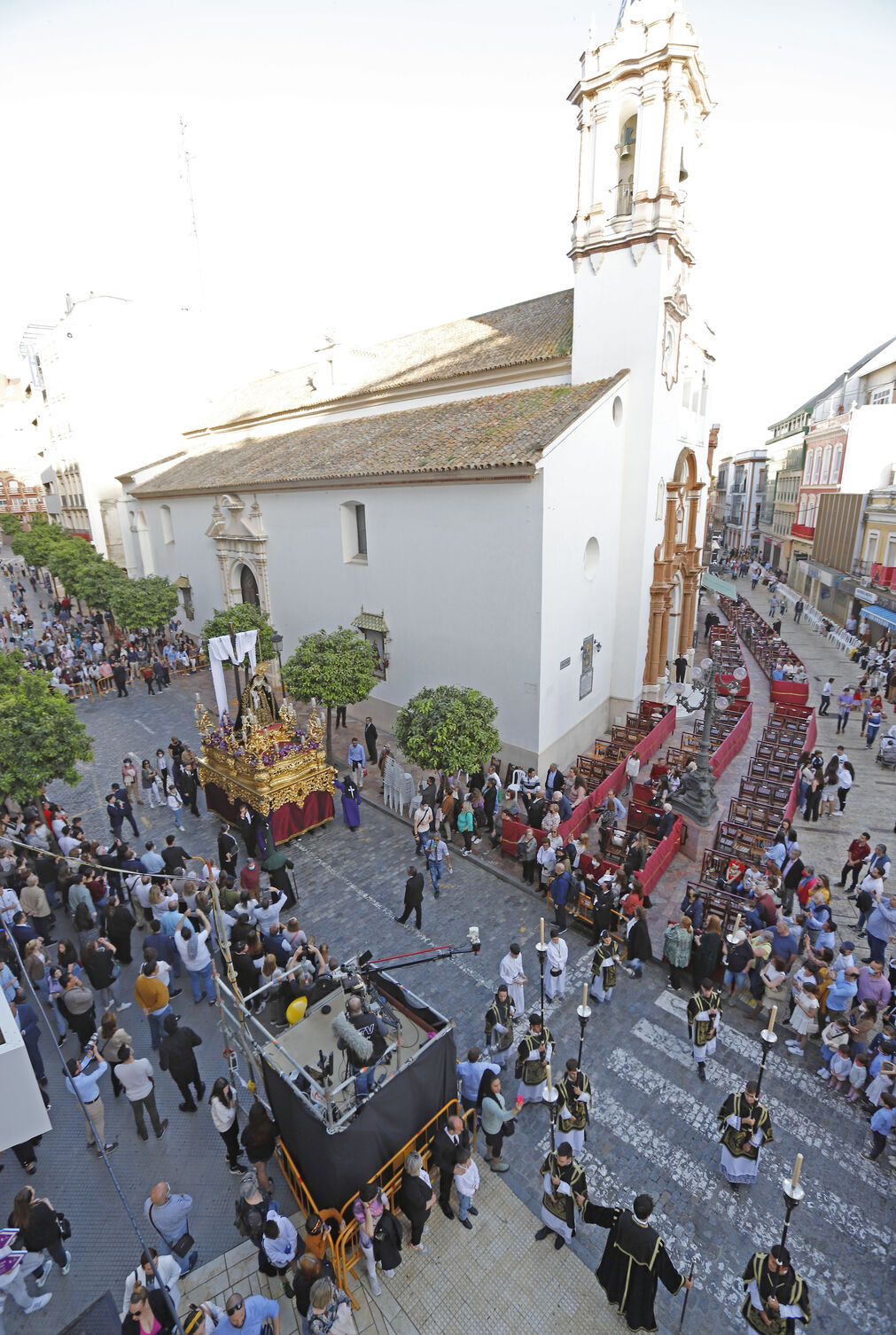 La Hermandad de la Soledad recorre las calles de Huelva en el Viernes Santo