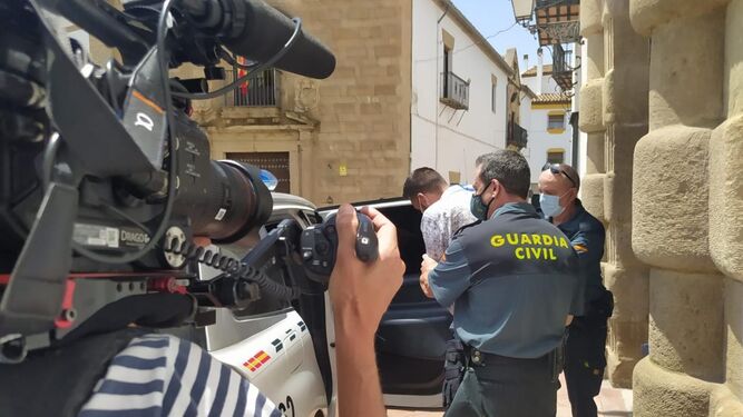 Imagen de la salida del presunto autor del homicidio de Alicia Rodríguez tras su declaración en los juzgados de Andújar.