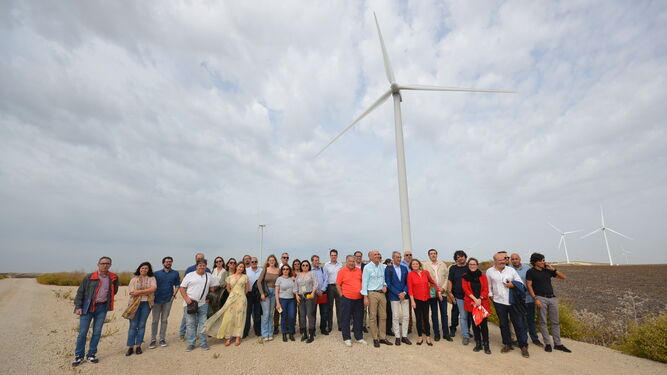 Participantes en el seminario de Cepsa en las instalaciones eólicas de Jerez.