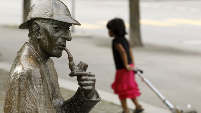 Una estatua del detective Sherlock Holmes en una ciudad de Suiza.