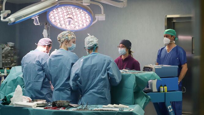 Una intervención quirúrgica en el hospital Infanta Elena.