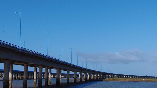 El puente  sobre el río Odiel  de Huelva con las nuevas luminarias.