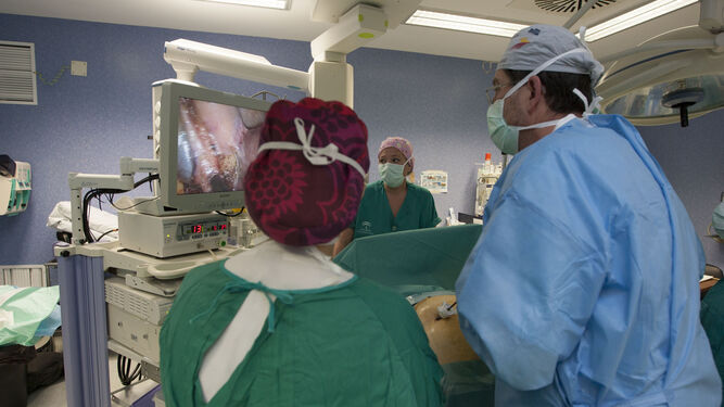 Intervención quirúrgica en un hospital andaluz, en una imagen de archivo.