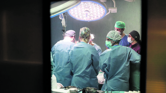 Una operación quirúrgica en un hospital de la provincia de Huelva en una imagen de archivo.